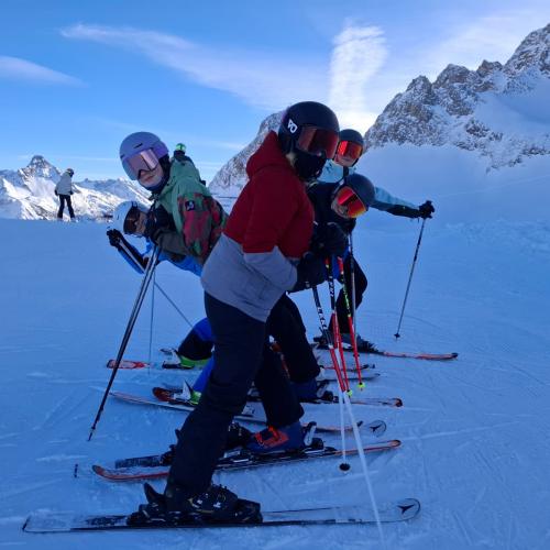Skigruppe bereit zur Abfahrt